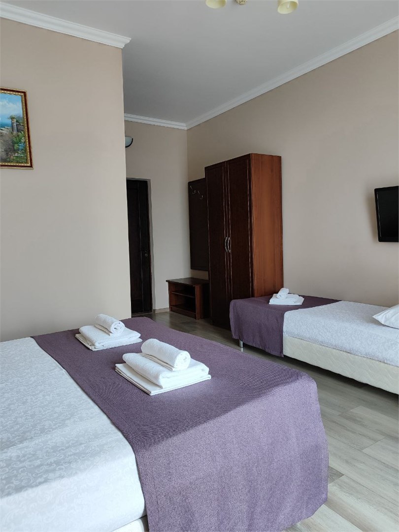 Улучшенный трехместный номер с балконом в Камелот