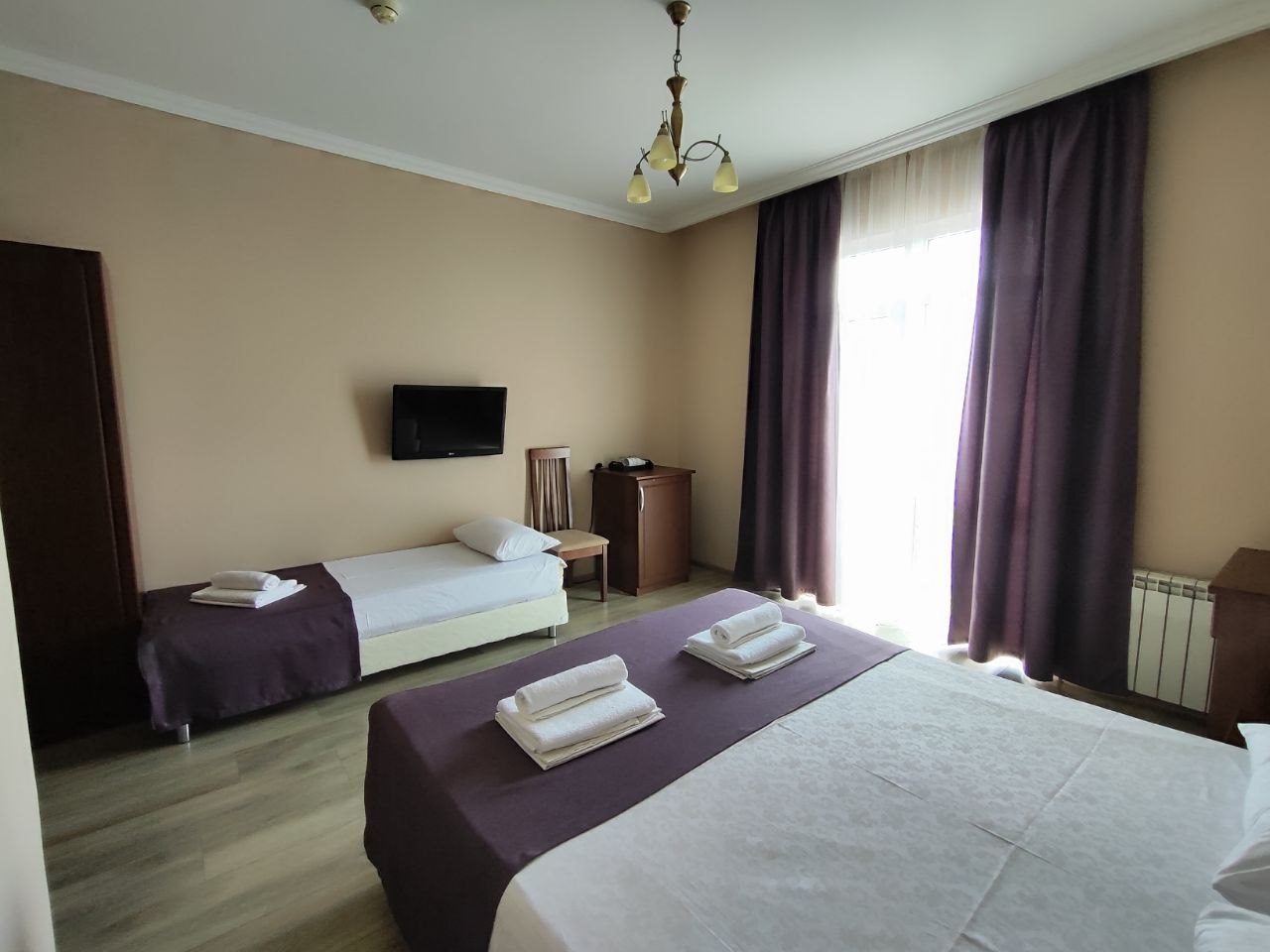 Улучшенный трехместный номер с балконом в Камелот