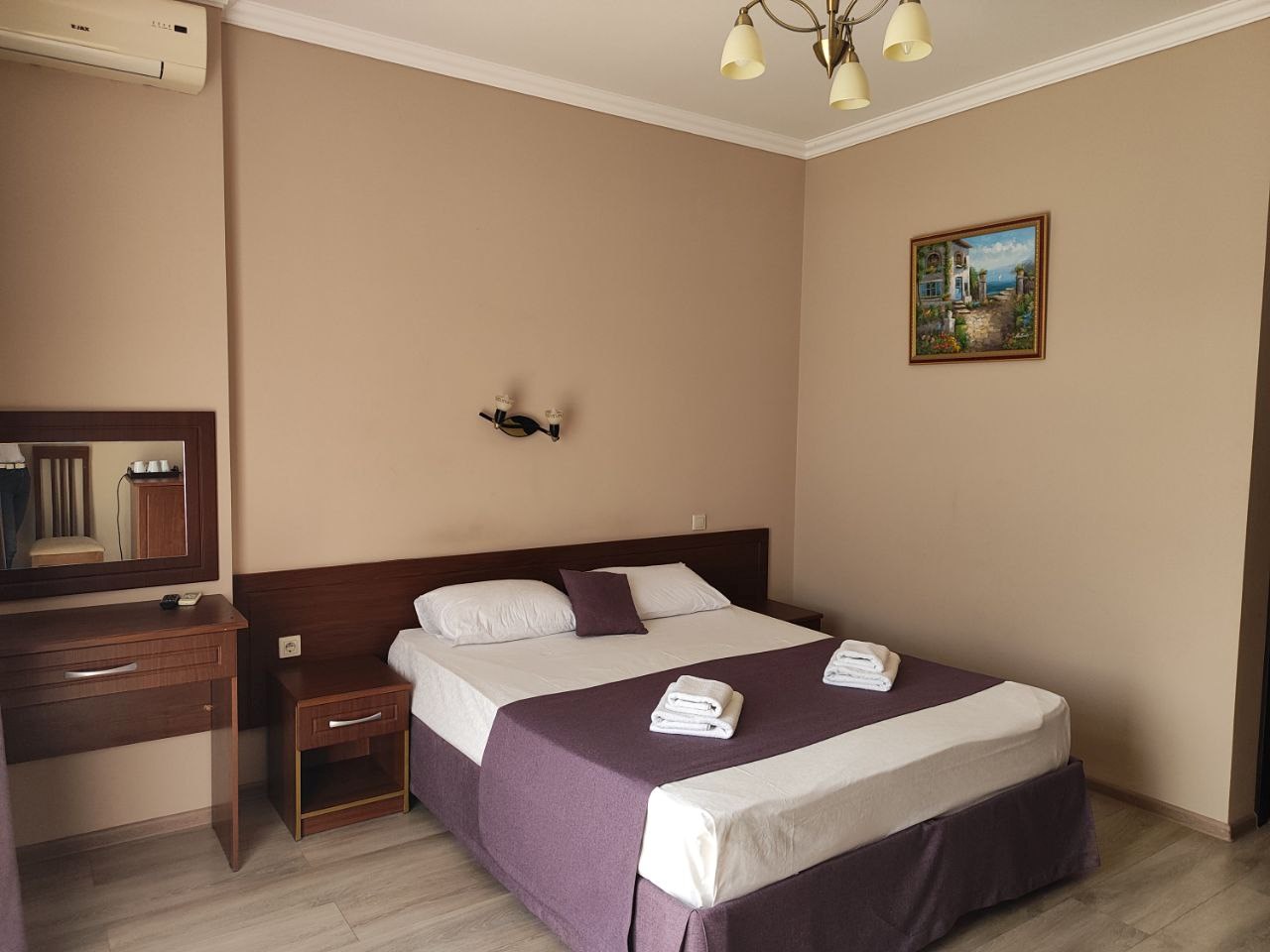 Улучшенный трехместный номер с балконом в Камелот