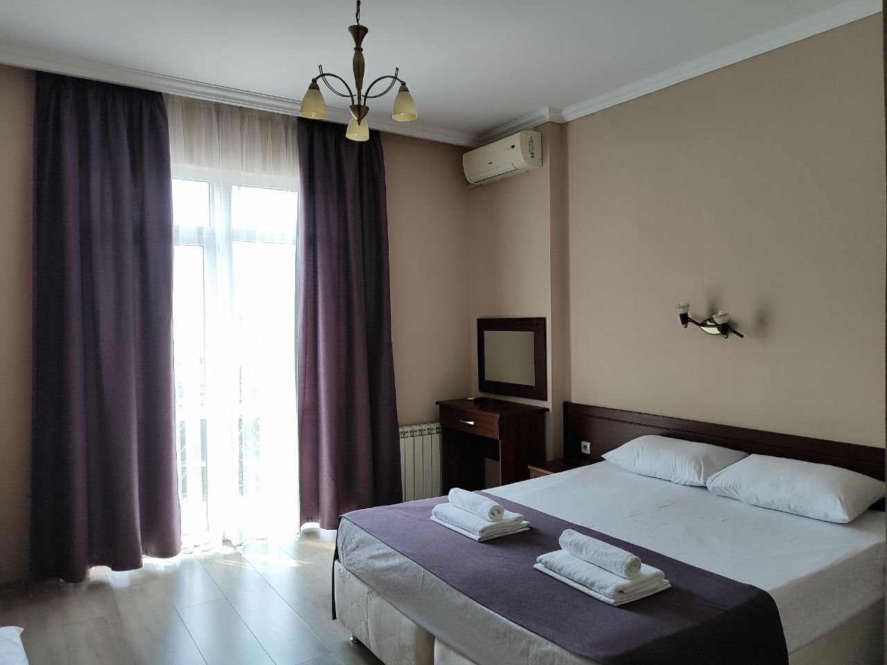 Улучшенный трехместный номер с балконом в Камелот