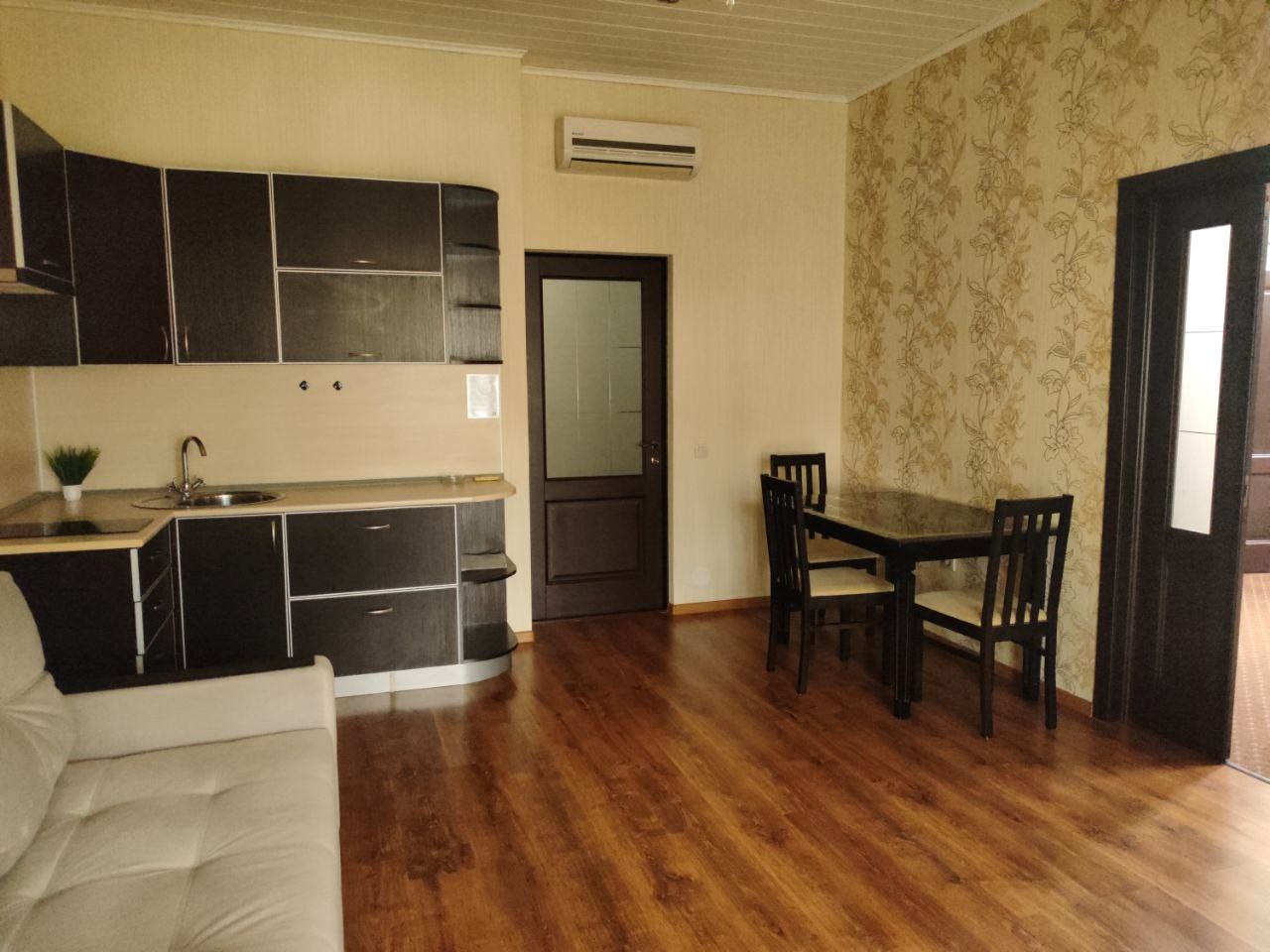 Большой двухкомнатный люкс с кухней с видом на горы в Камелот