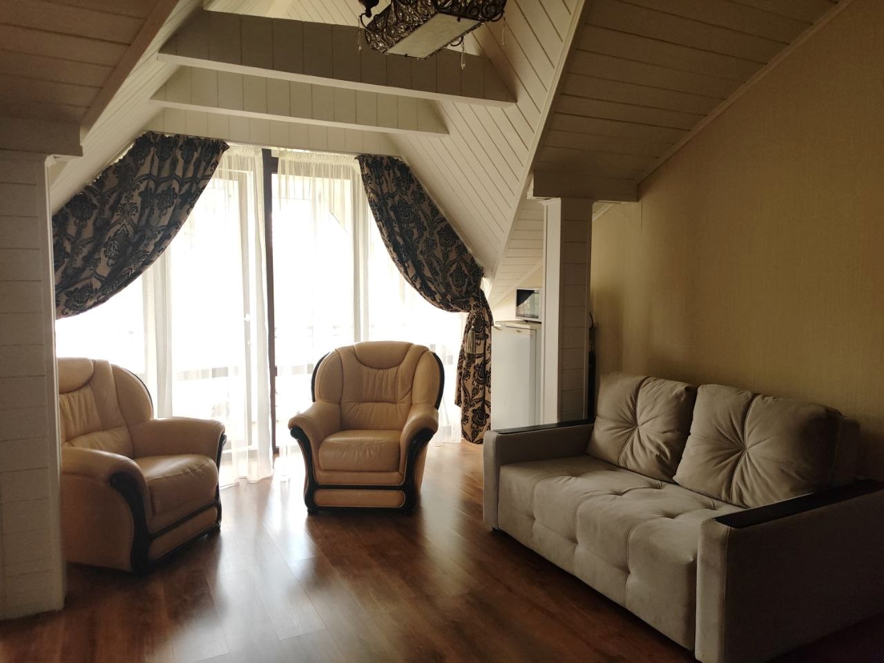 Большой двухкомнатный люкс с кухней с видом на горы в Камелот