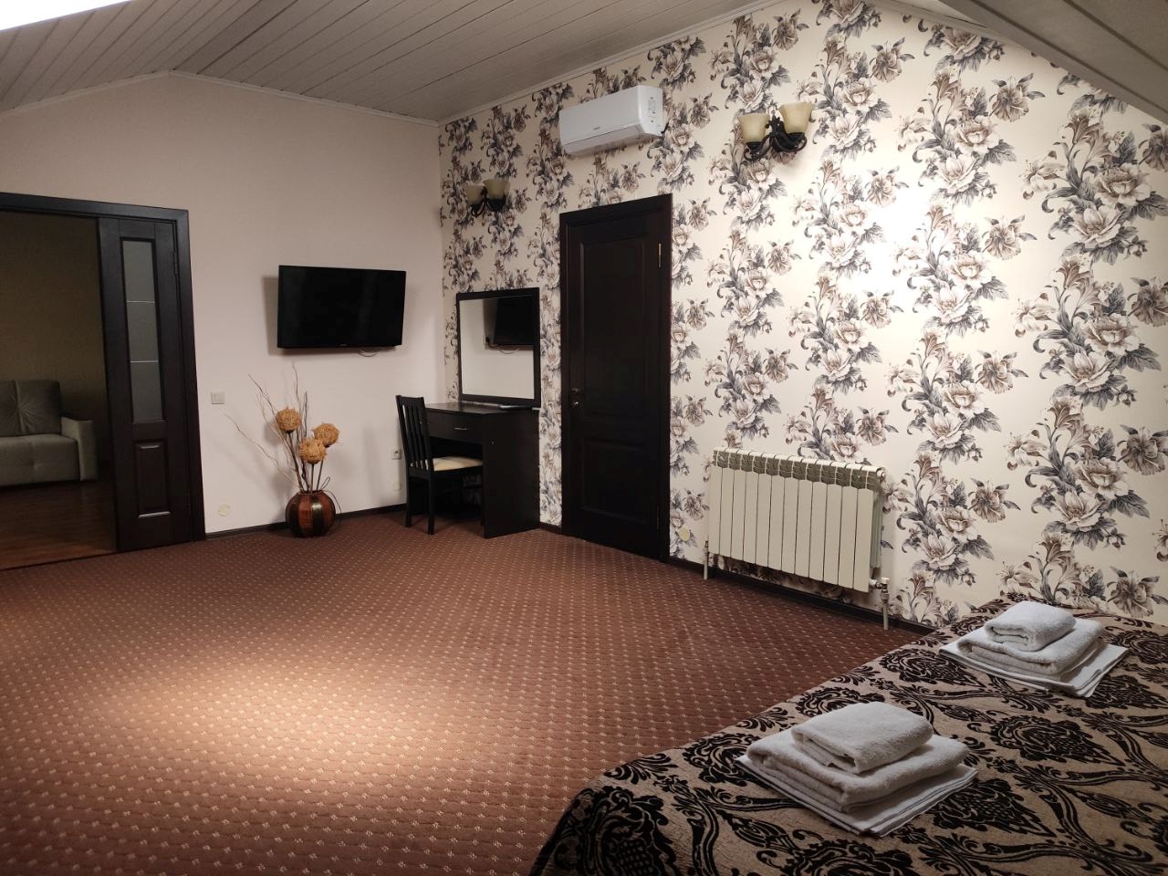 Большой двухкомнатный люкс с кухней с видом на горы в Камелот