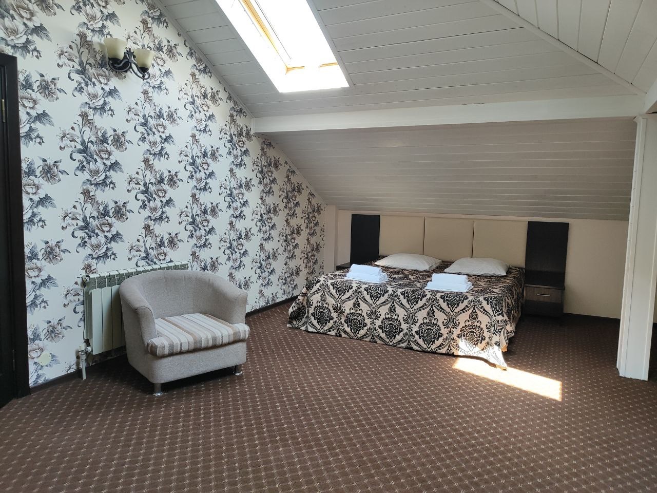 Большой двухкомнатный люкс с кухней с видом на горы в Камелот