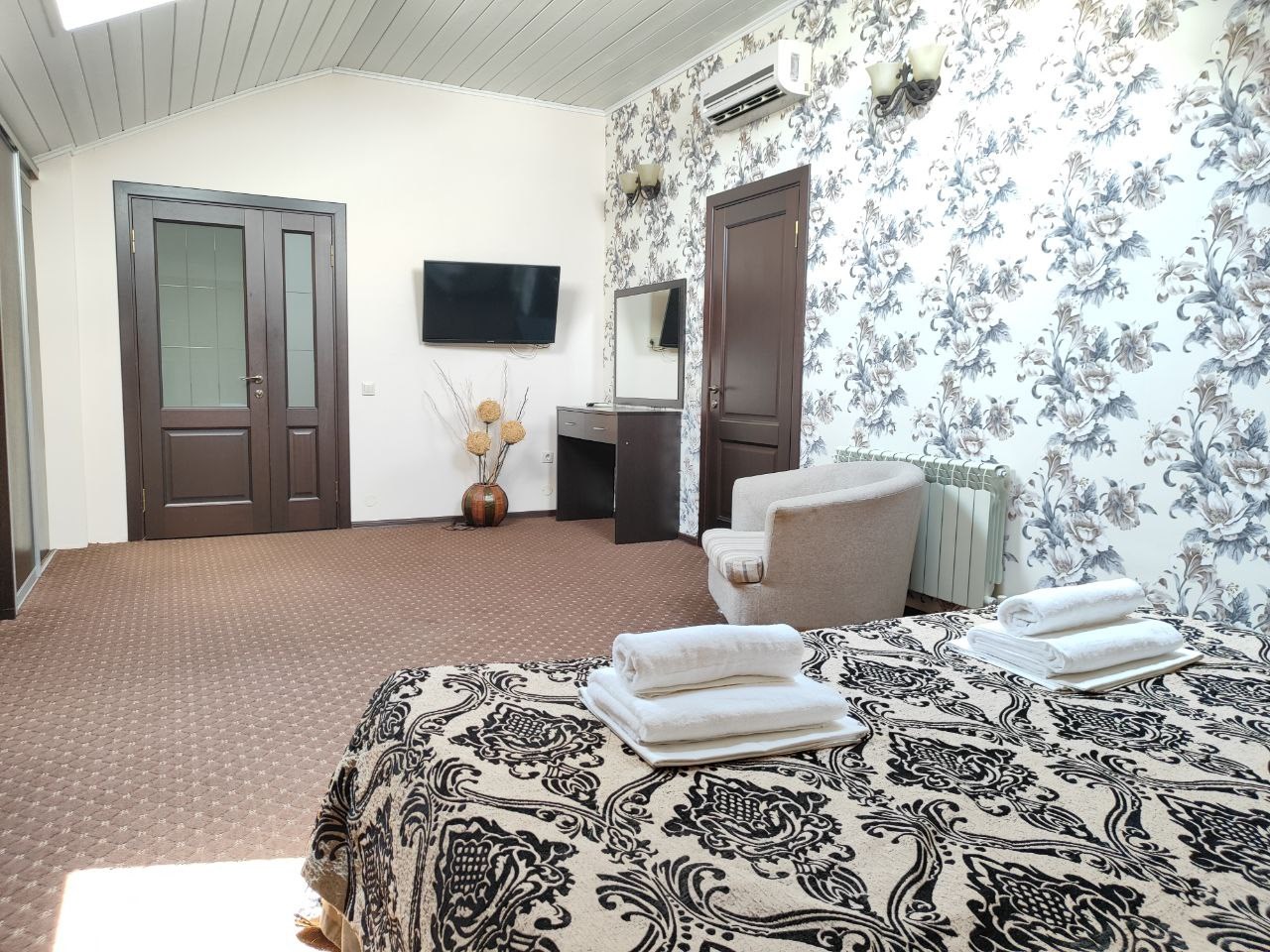 Большой двухкомнатный люкс с кухней с видом на горы в Камелот