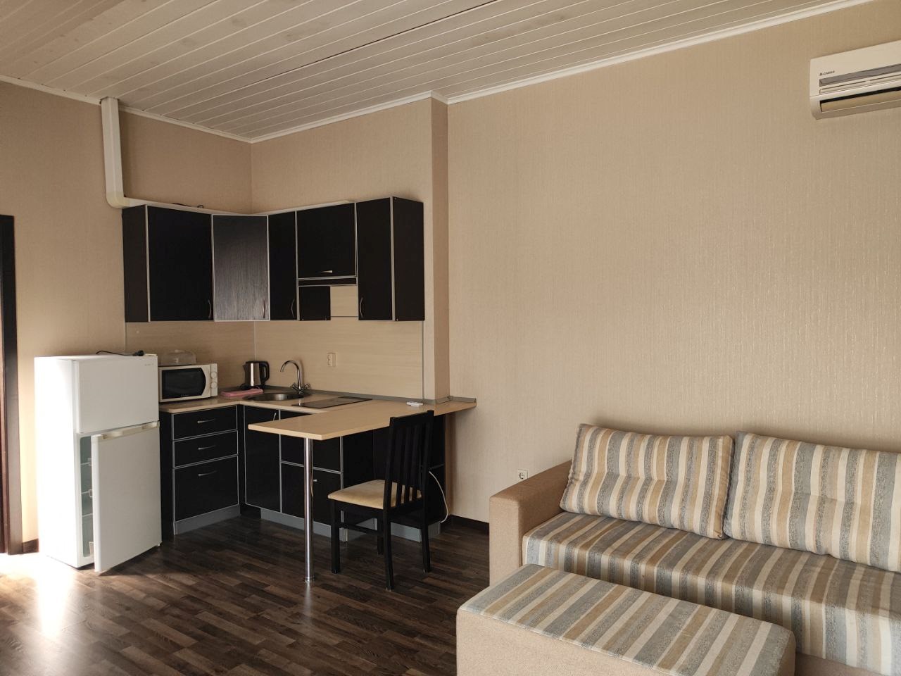 Большой двухкомнатный люкс с кухней с видом на море и горы в Камелот