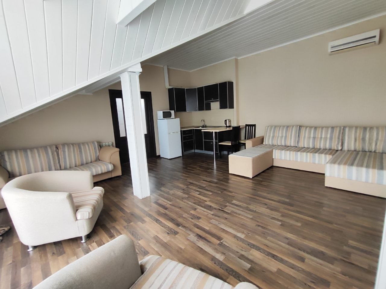 Большой двухкомнатный люкс с кухней с видом на море и горы в Камелот