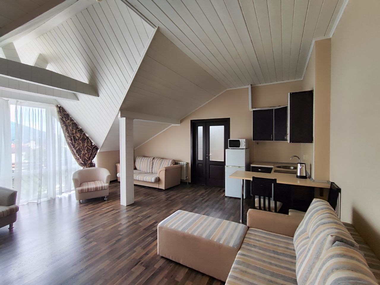 Большой двухкомнатный люкс с кухней с видом на море и горы в Камелот