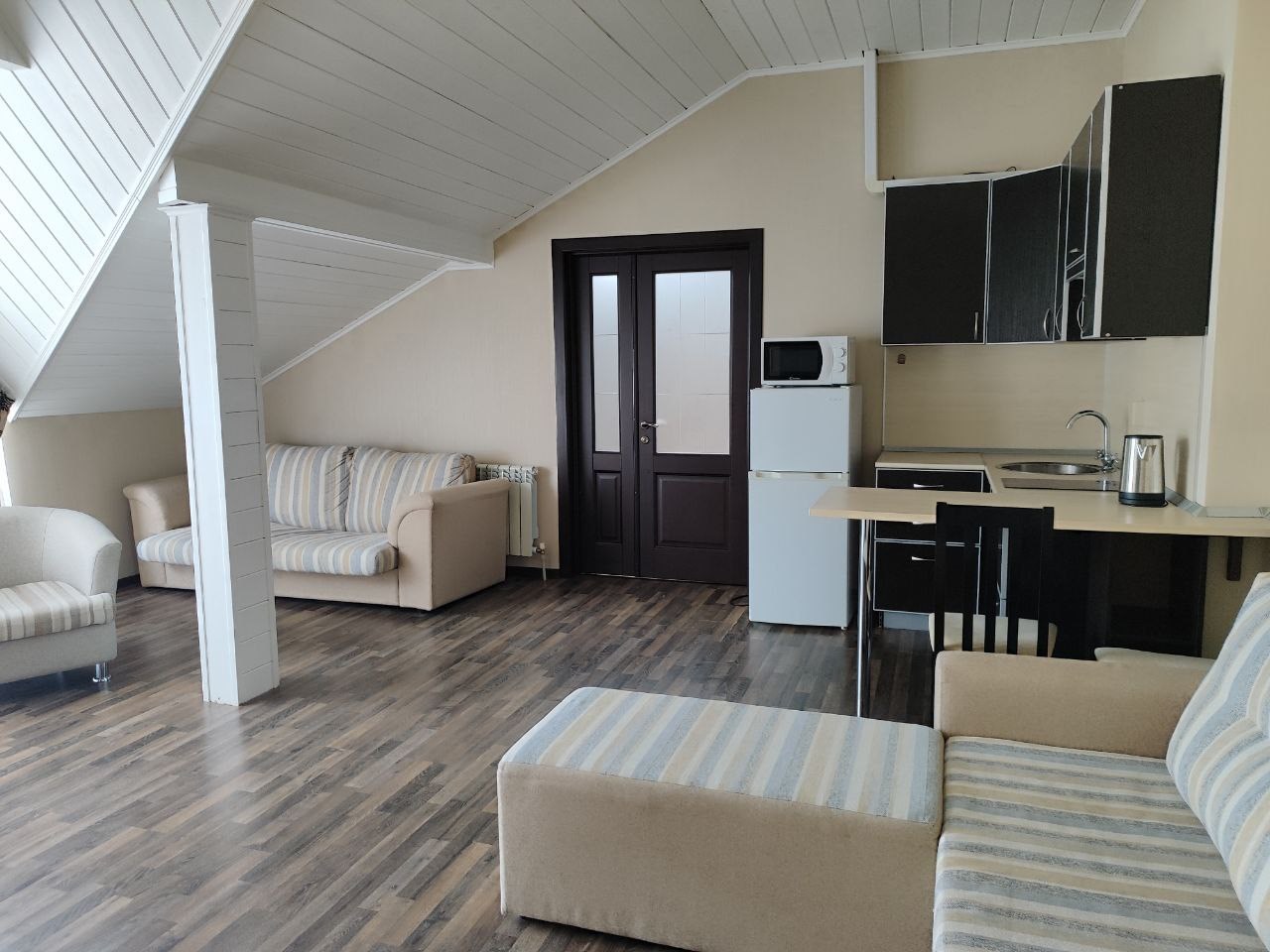 Большой двухкомнатный люкс с кухней с видом на море и горы в Камелот