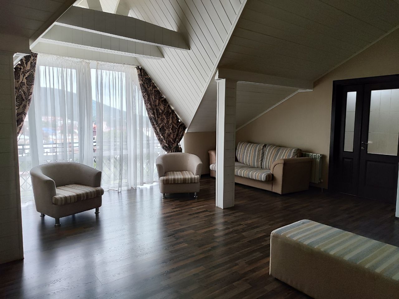 Большой двухкомнатный люкс с кухней с видом на море и горы в Камелот