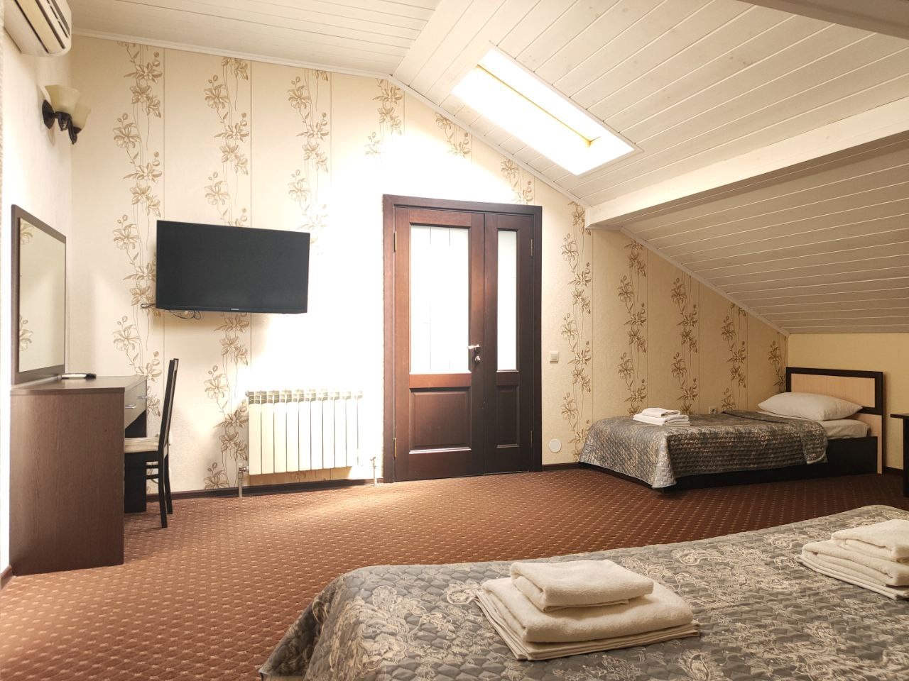 Большой двухкомнатный люкс с кухней с видом на море и горы в Камелот