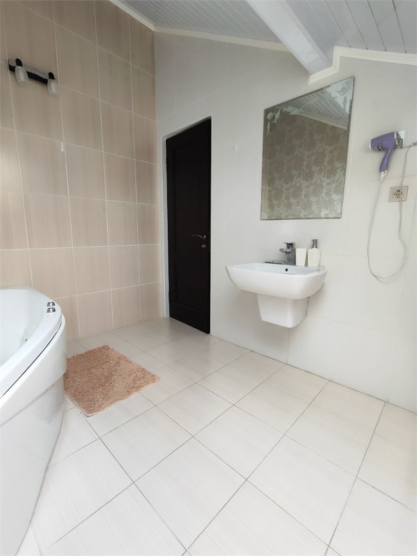 Большой двухкомнатный люкс с кухней с видом на море и горы в Камелот