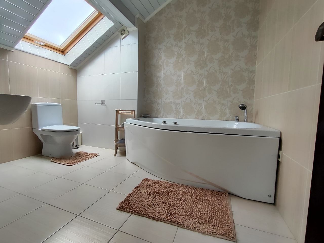 Большой двухкомнатный люкс с кухней с видом на море и горы в Камелот