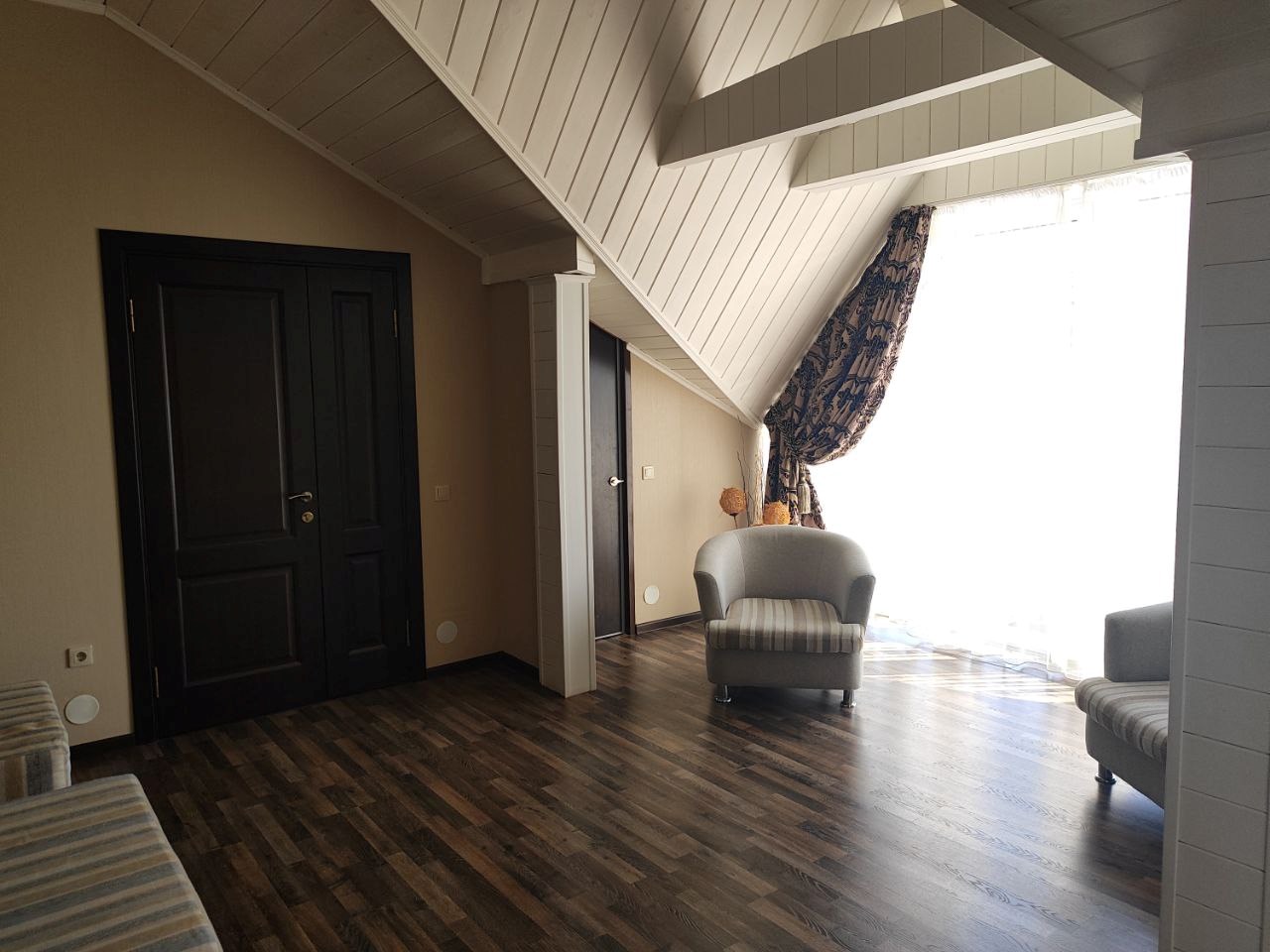 Большой двухкомнатный люкс с кухней с видом на море и горы в Камелот