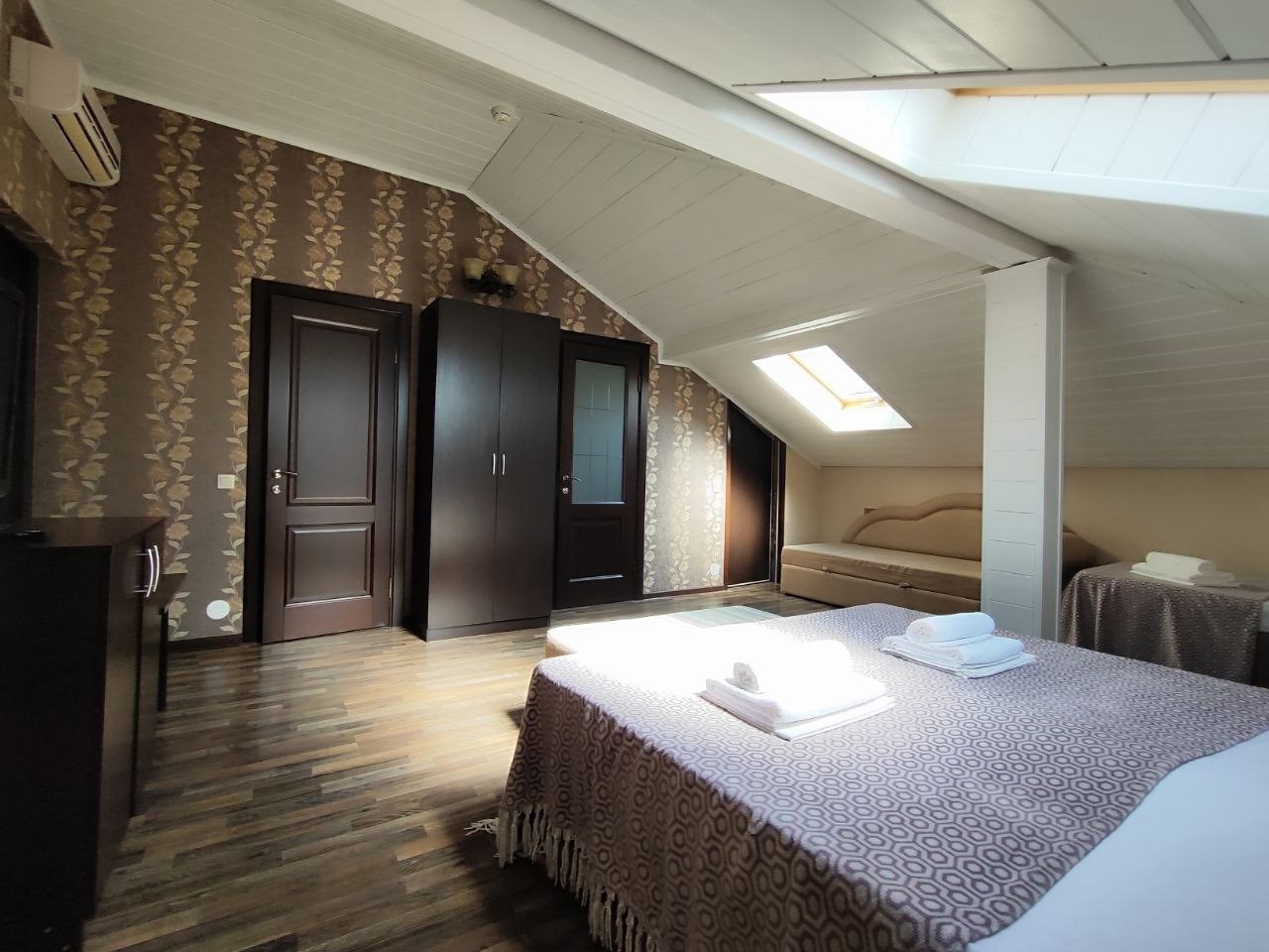 Семейный трёхместный номер с диваном в мансардной части отеля в Камелот