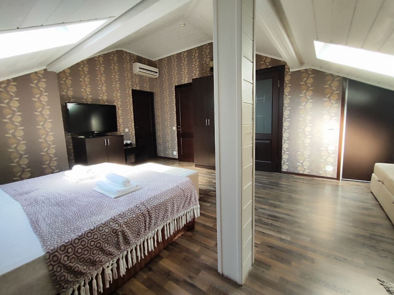 Семейный трёхместный номер с диваном в мансардной части отеля в Камелот