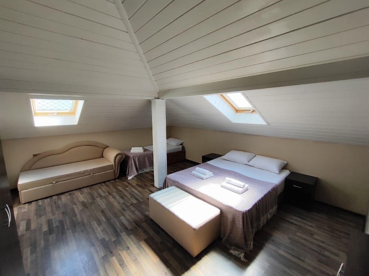 Семейный трёхместный номер с диваном в мансардной части отеля в Камелот