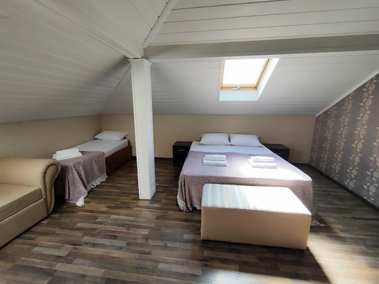 Семейный трёхместный номер с диваном в мансардной части отеля в Камелот