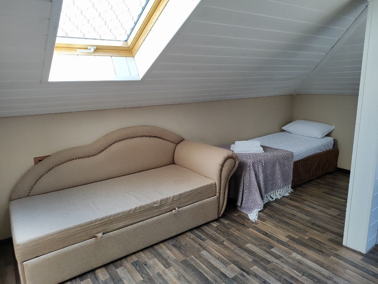 Семейный трёхместный номер с диваном в мансардной части отеля в Камелот