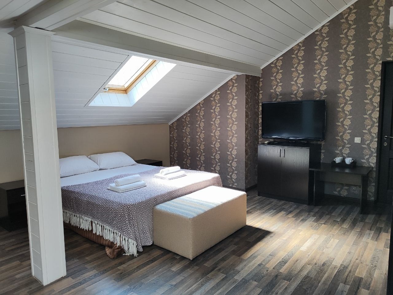 Семейный трёхместный номер с диваном в мансардной части отеля в Камелот