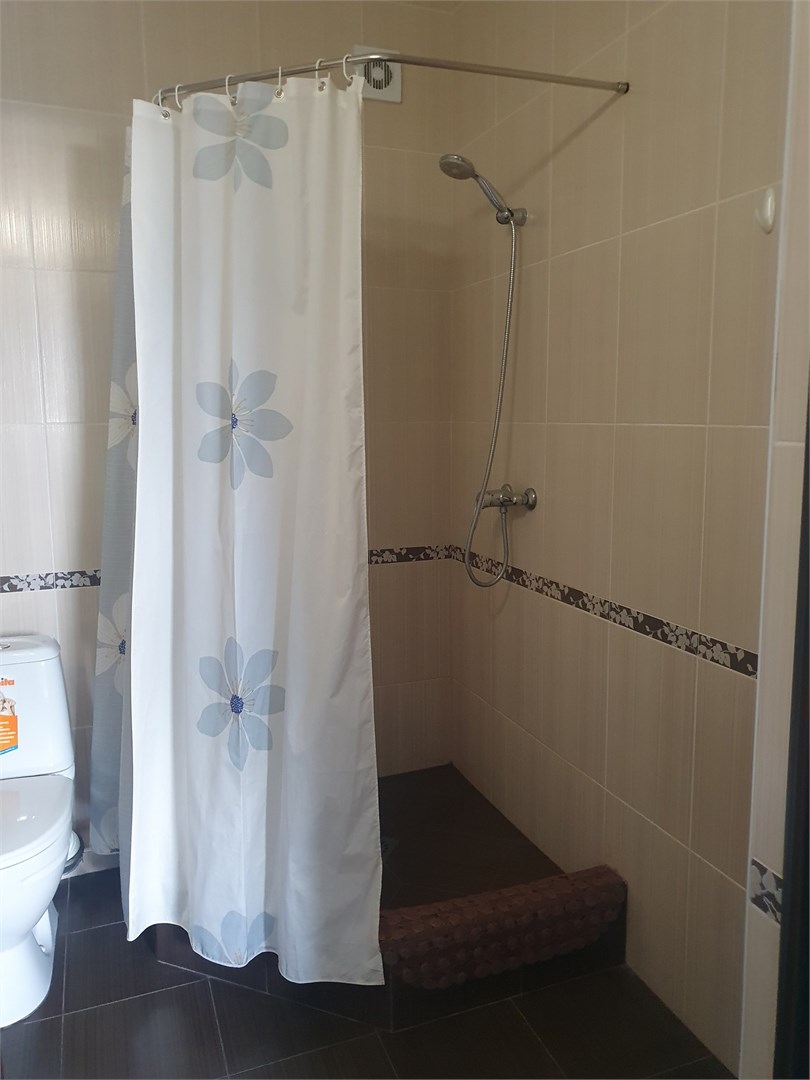 Семейный трёхместный номер с диваном в мансардной части отеля в Камелот