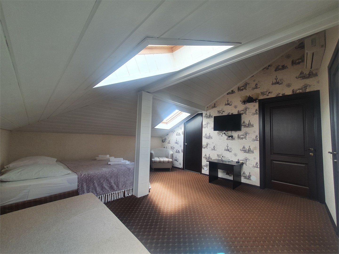 Двухместный номер с диваном в мансардной части отеля в Камелот