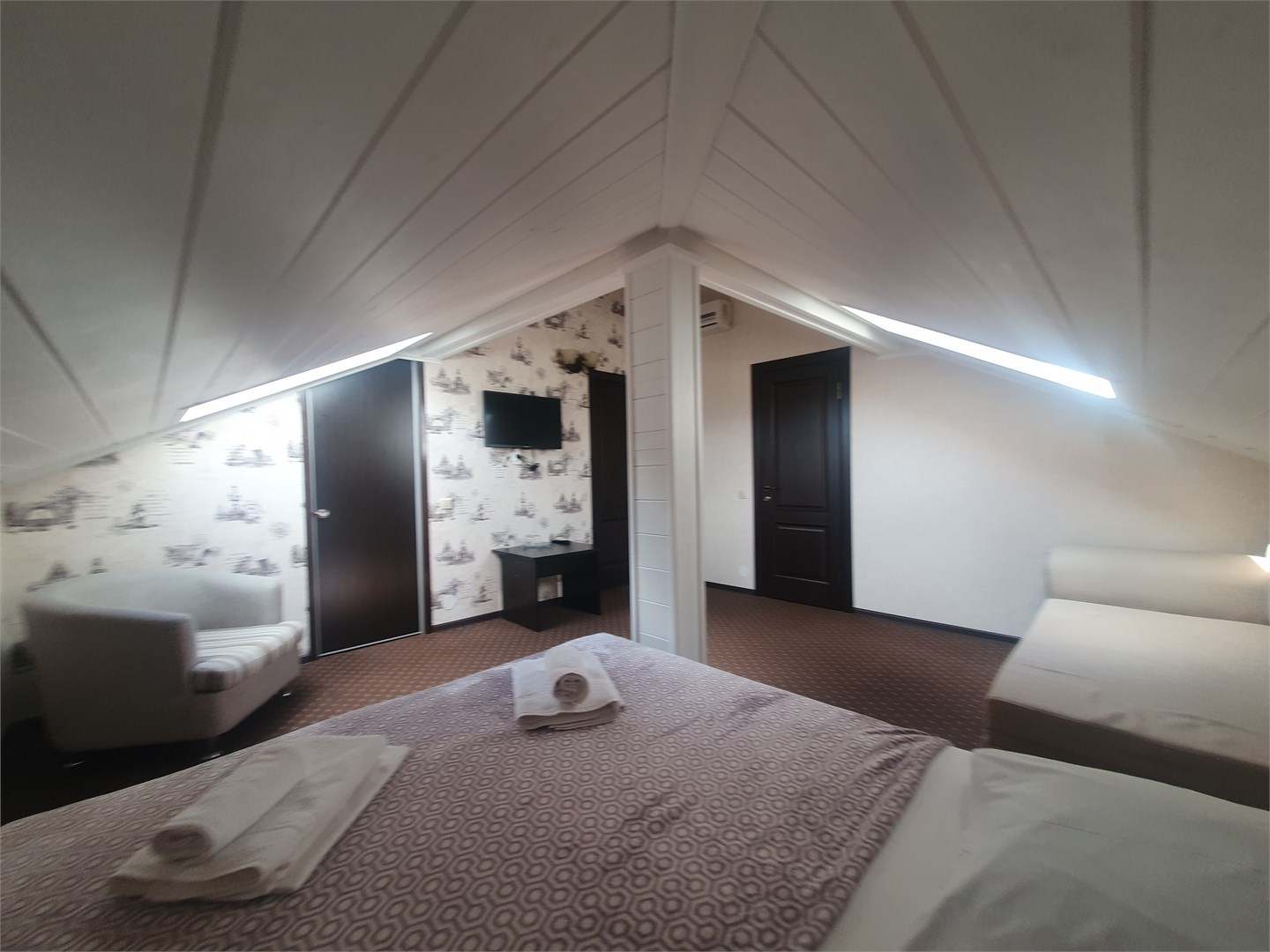 Двухместный номер с диваном в мансардной части отеля в Камелот