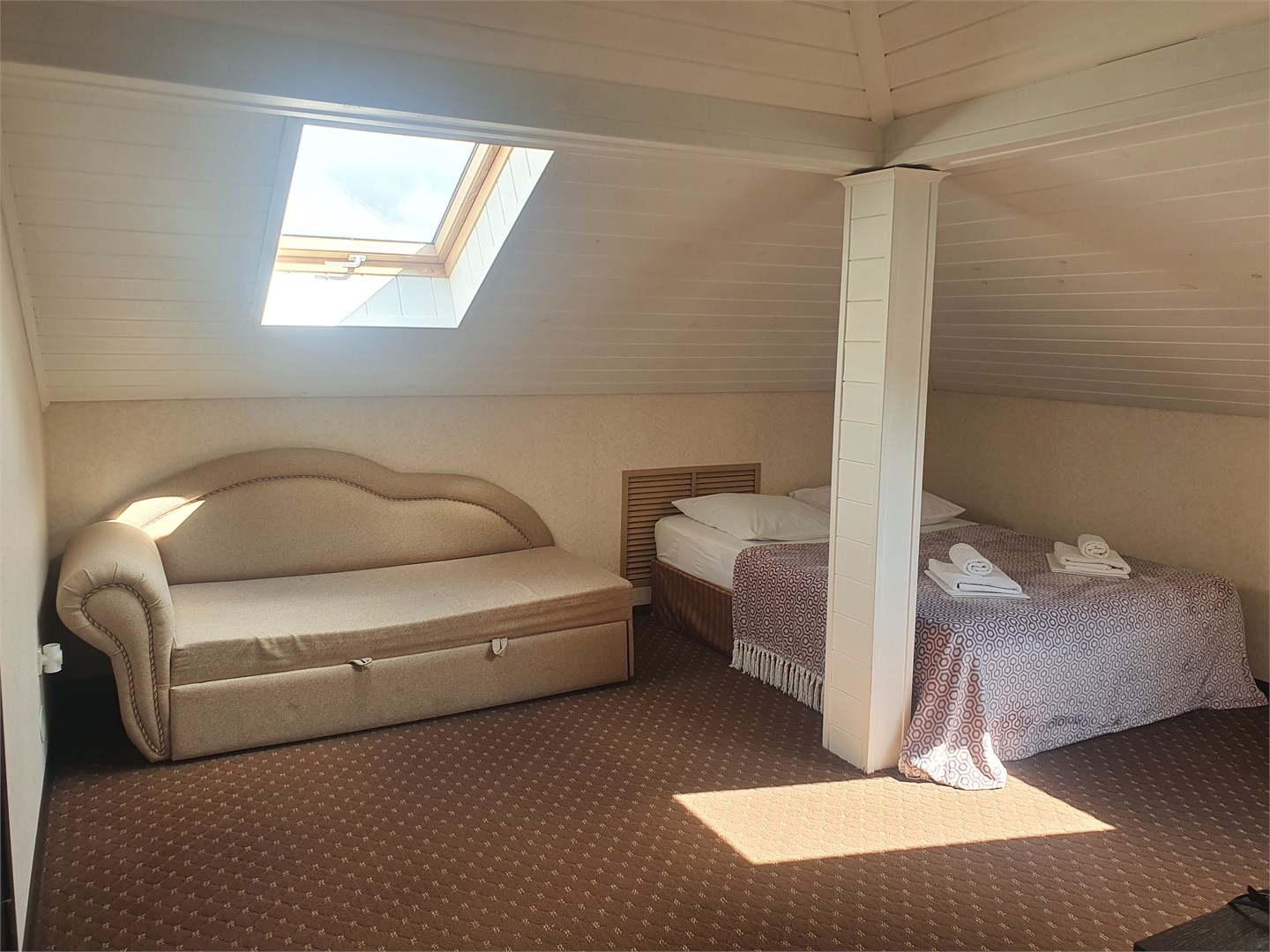 Двухместный номер с диваном в мансардной части отеля в Камелот