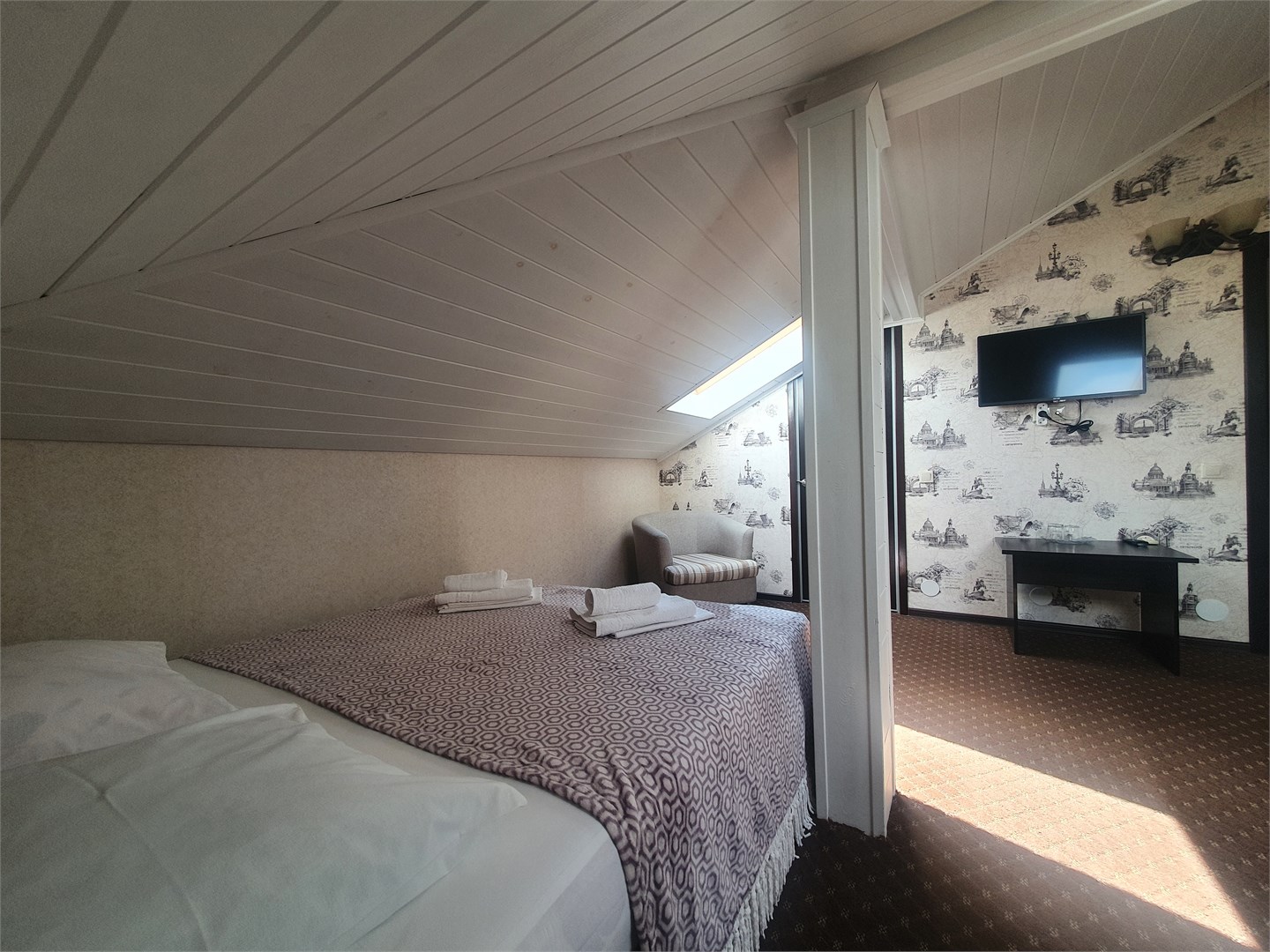 Двухместный номер с диваном в мансардной части отеля в Камелот