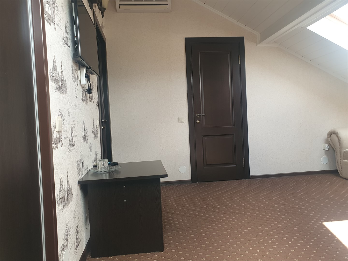 Двухместный номер с диваном в мансардной части отеля в Камелот