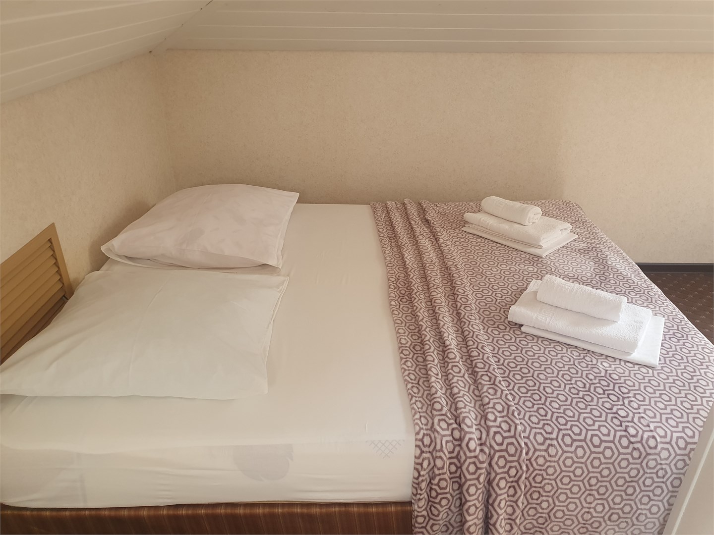 Двухместный номер с диваном в мансардной части отеля в Камелот