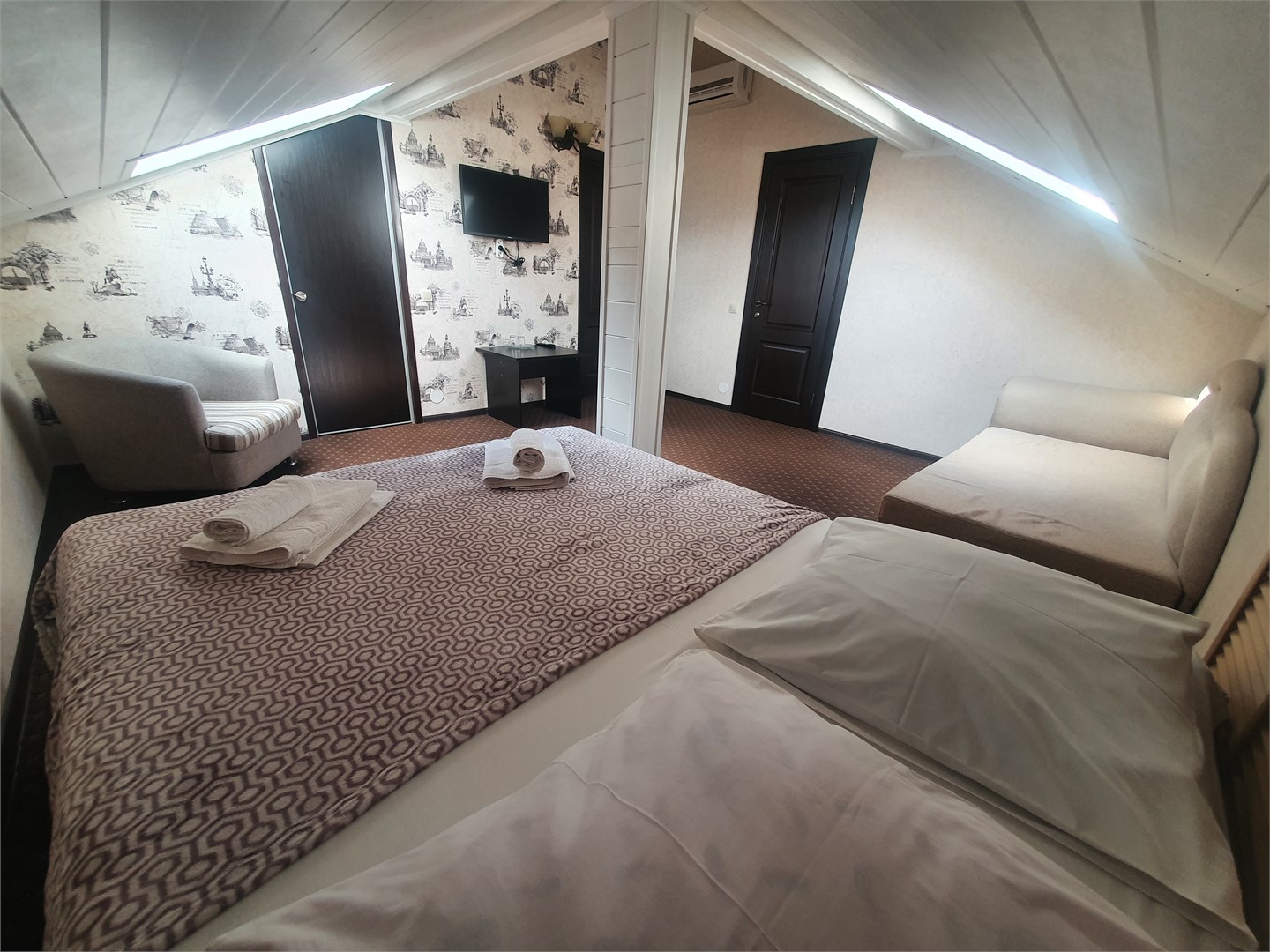 Двухместный номер с диваном в мансардной части отеля в Камелот