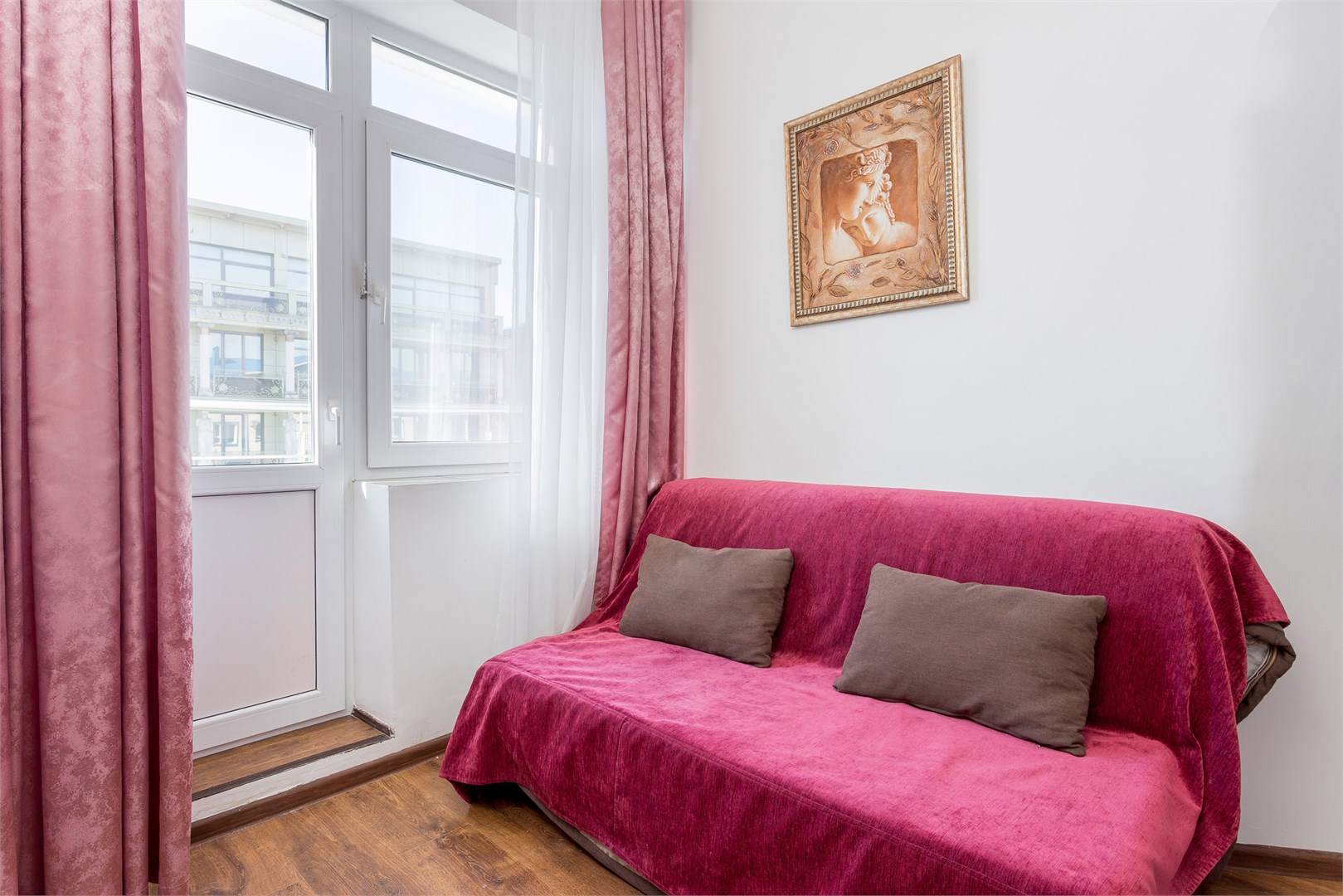 Семейный трехкомнатный с мини-кухней в Арго