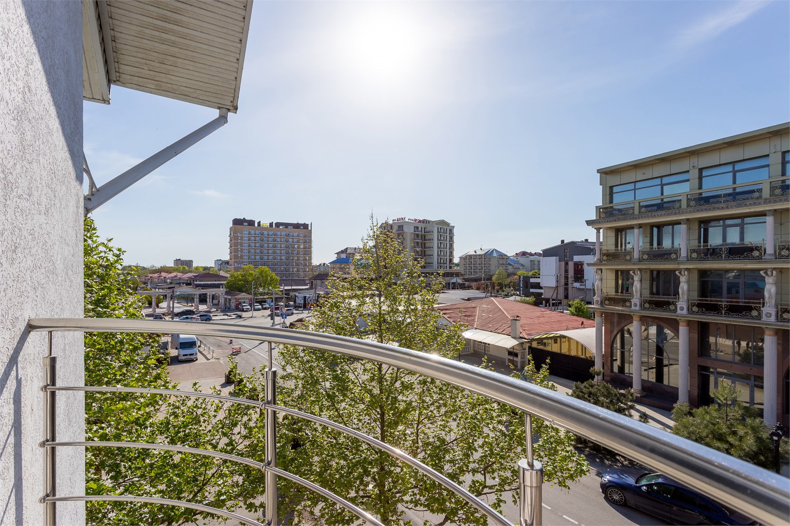 Семейный трехкомнатный с мини-кухней в Арго