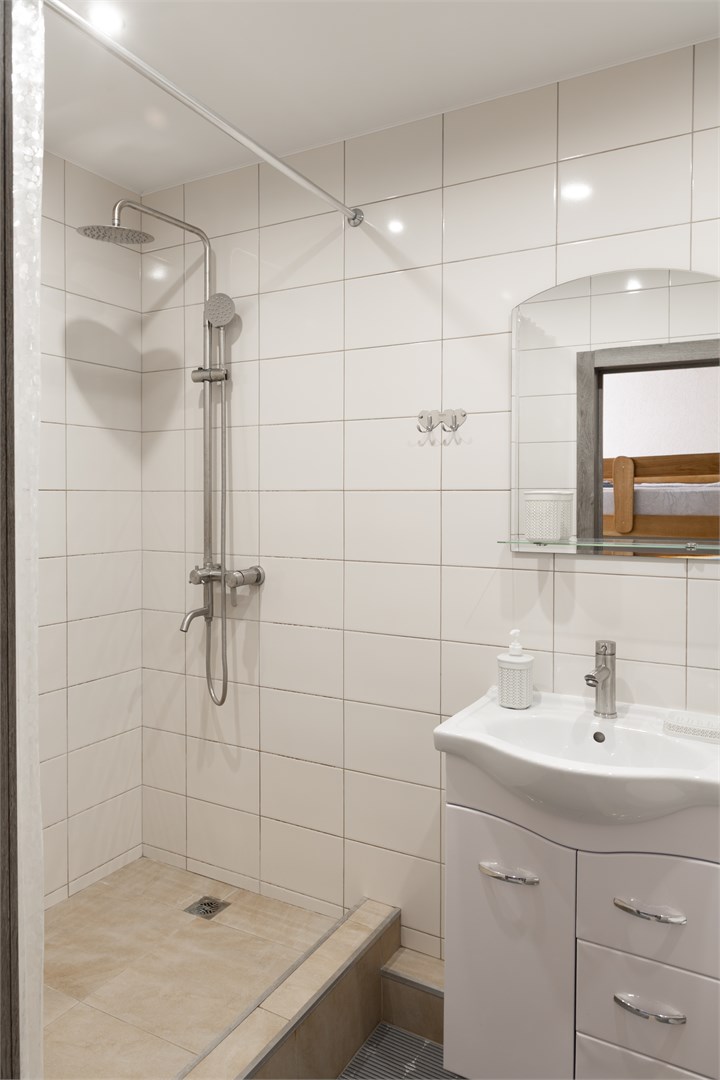 01 Двухкомнатный делюкс цоколь 6мест в Парус