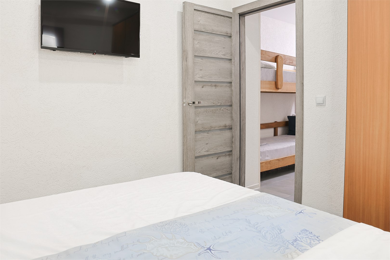 01 Двухкомнатный делюкс цоколь 6мест в Парус