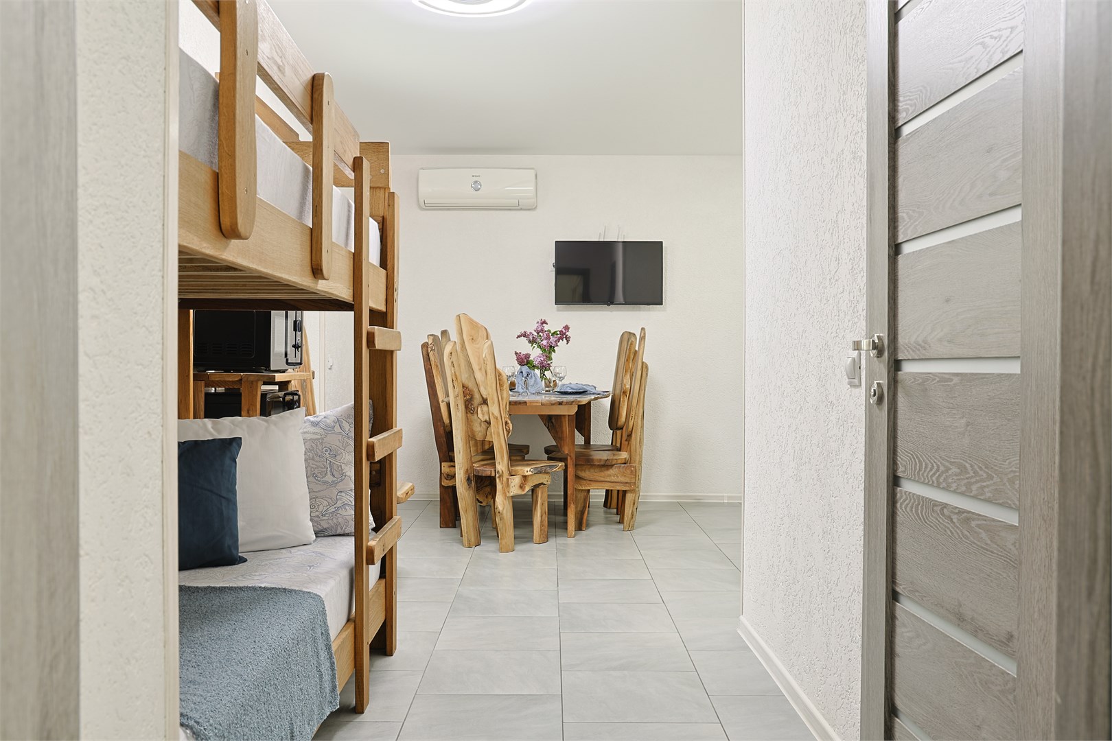 01 Двухкомнатный делюкс цоколь 6мест в Парус