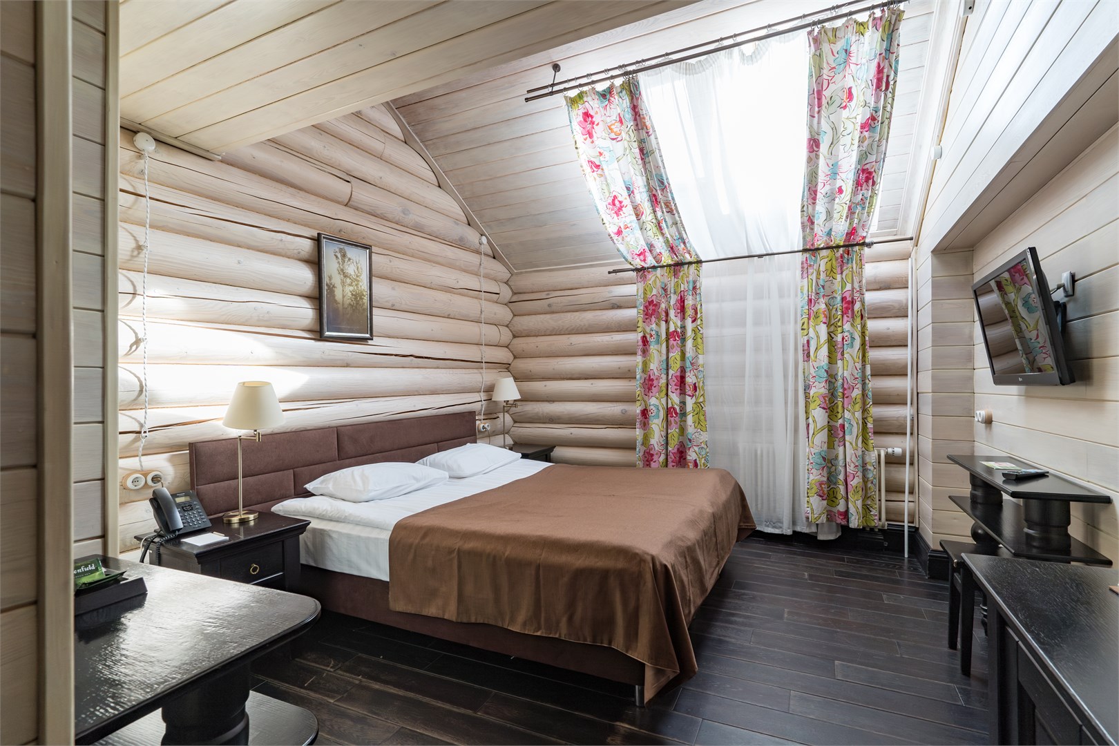 Фотография Стандартный с мансардным окном