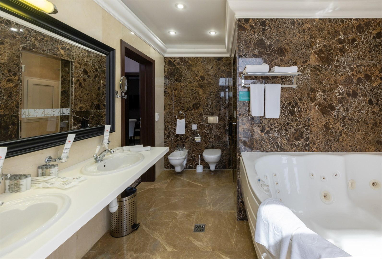 Люкс семейный 3-комнатный №901/902 (Олимп) в AZIMUT Здоровье Мыс Видный