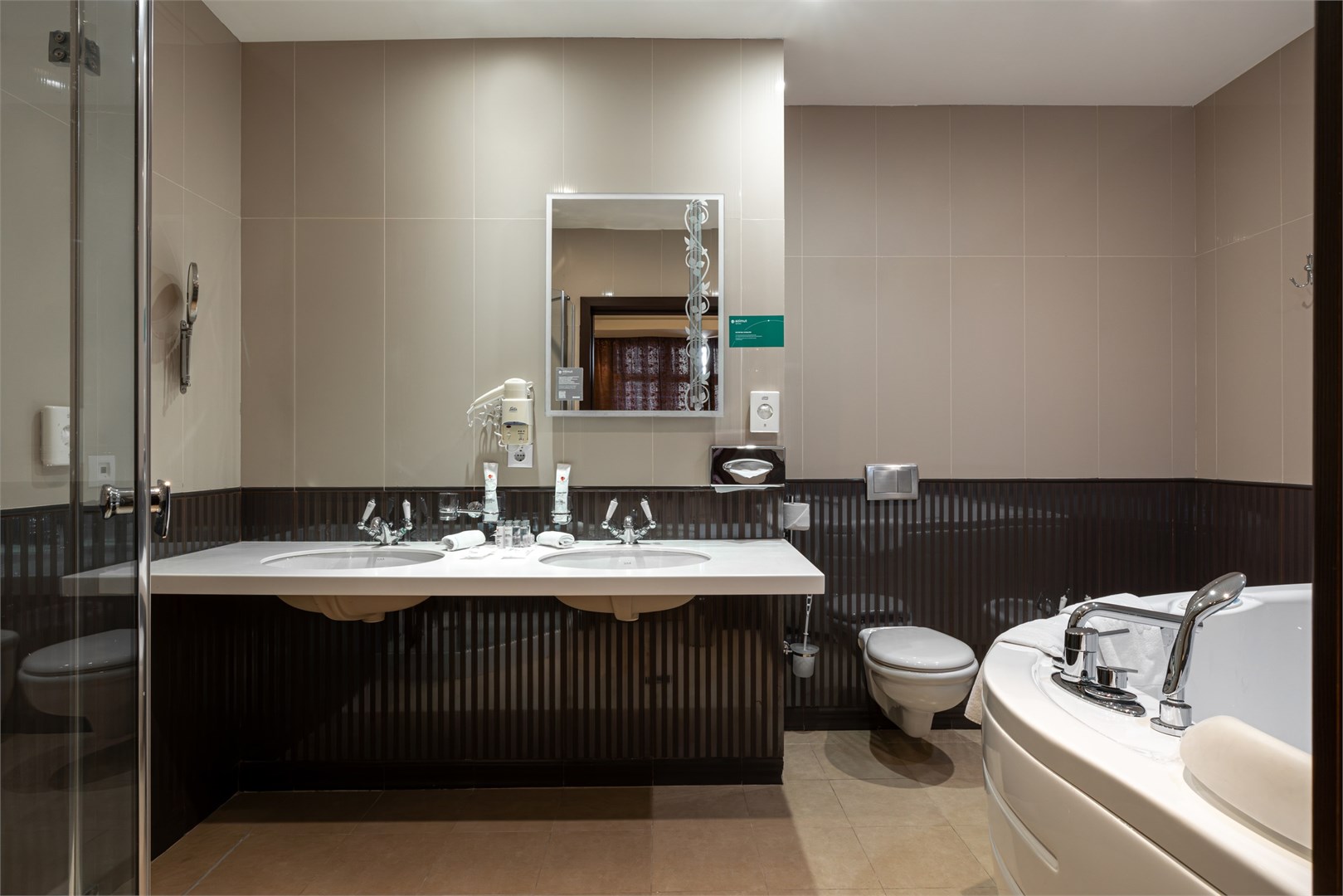 Люкс семейный 3-комнатный №901/902 (Олимп) в AZIMUT Здоровье Мыс Видный