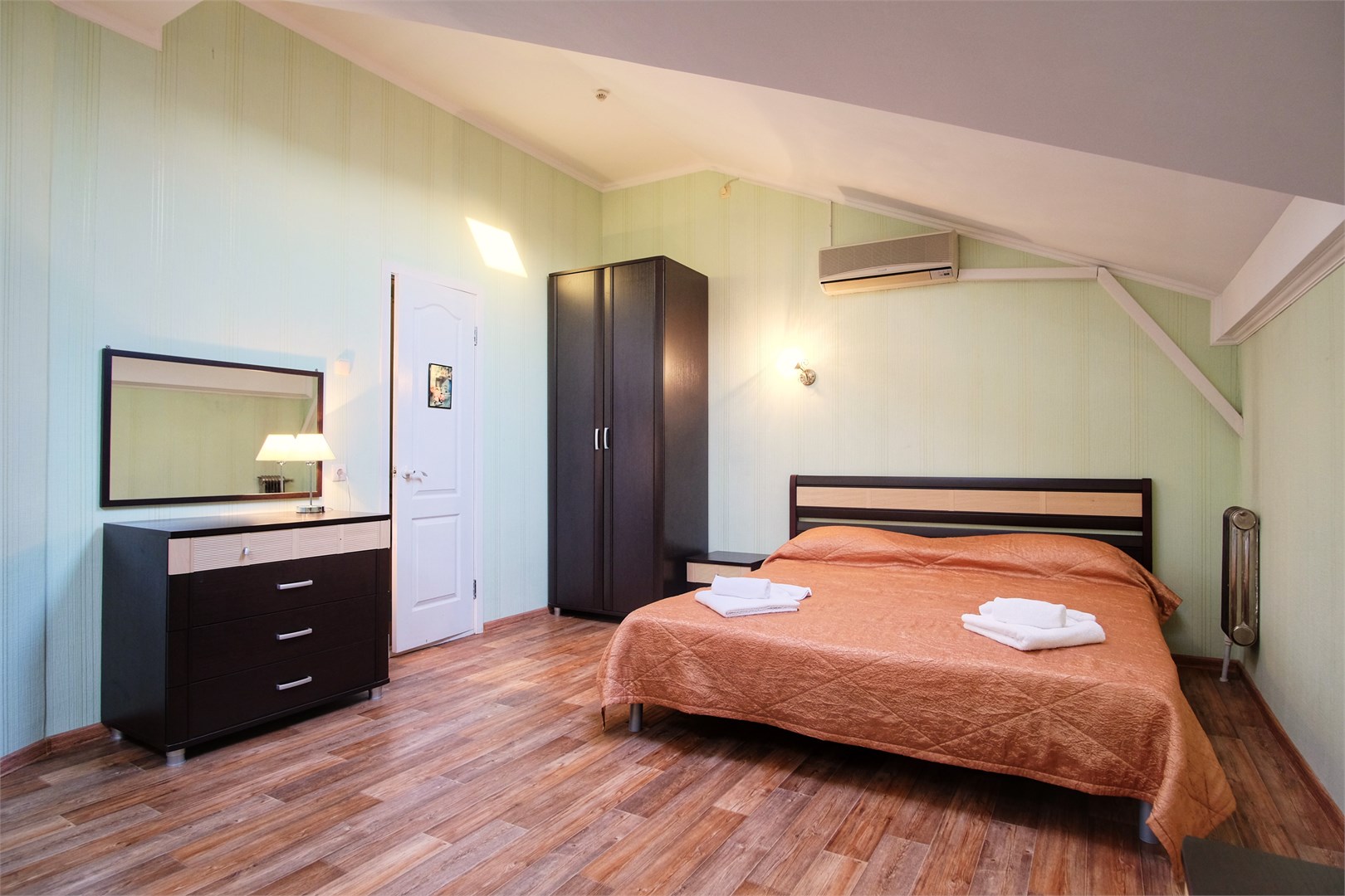 «Апартаменты» в Континент