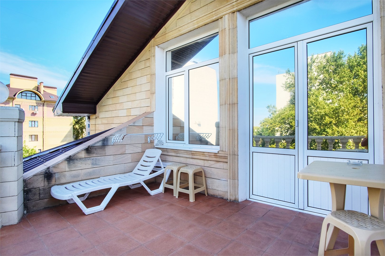 «Апартаменты» в Континент