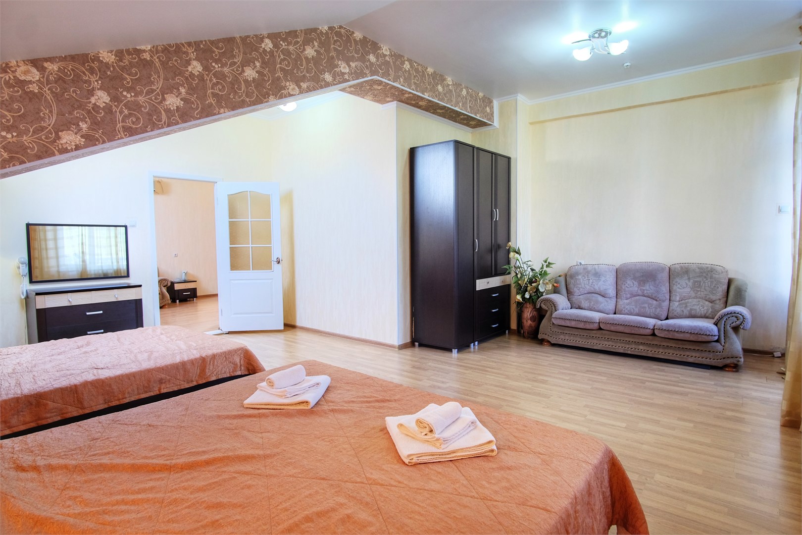 «Апартаменты» в Континент