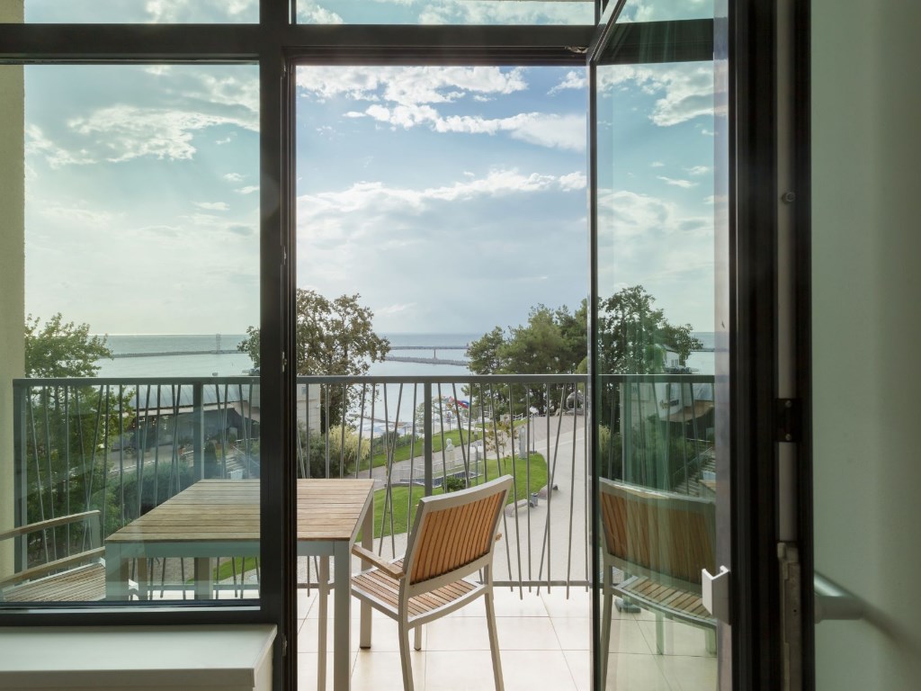 С видом на море, двухкомнатный апартамент с одной спальней (3 этаж) в Uplaza