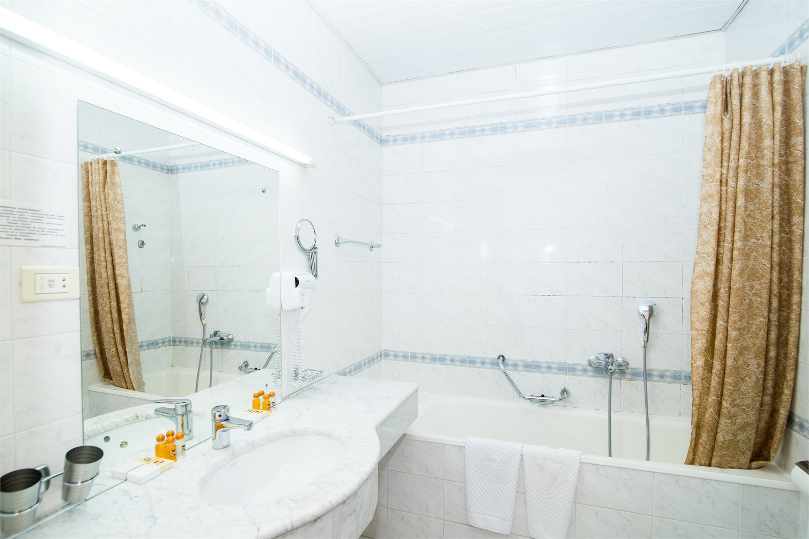 Стандарт DBL/TWIN 2-местный без балкона в Azimut Здоровье Долина Нарзанов Кисловодск