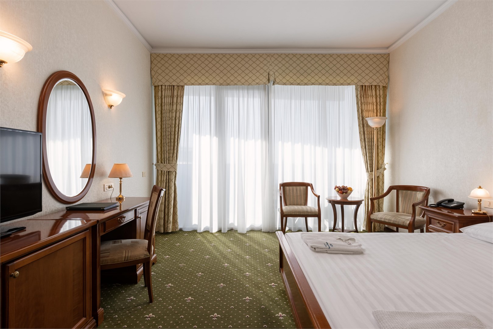 Стандарт с балконом с двуспальной кроватью в РЖДЗ Санаторий Черноморье