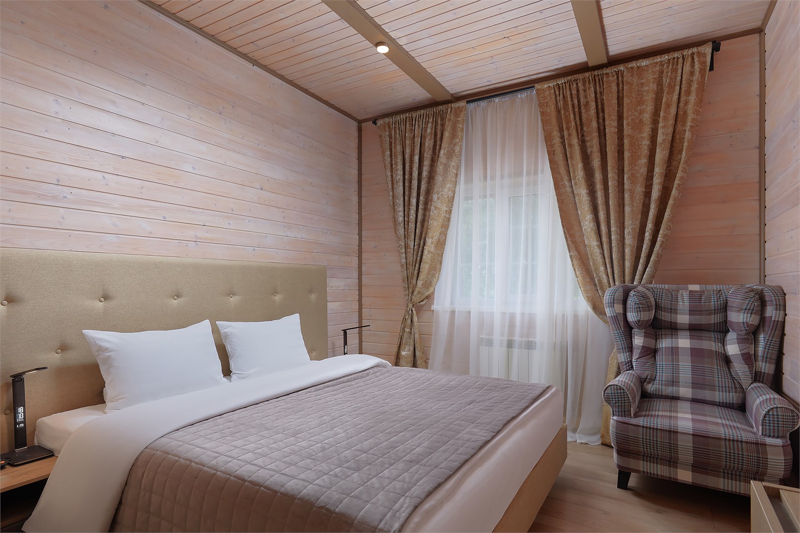 Стандартный номер в гостинице "Морячок" в Окунёвая