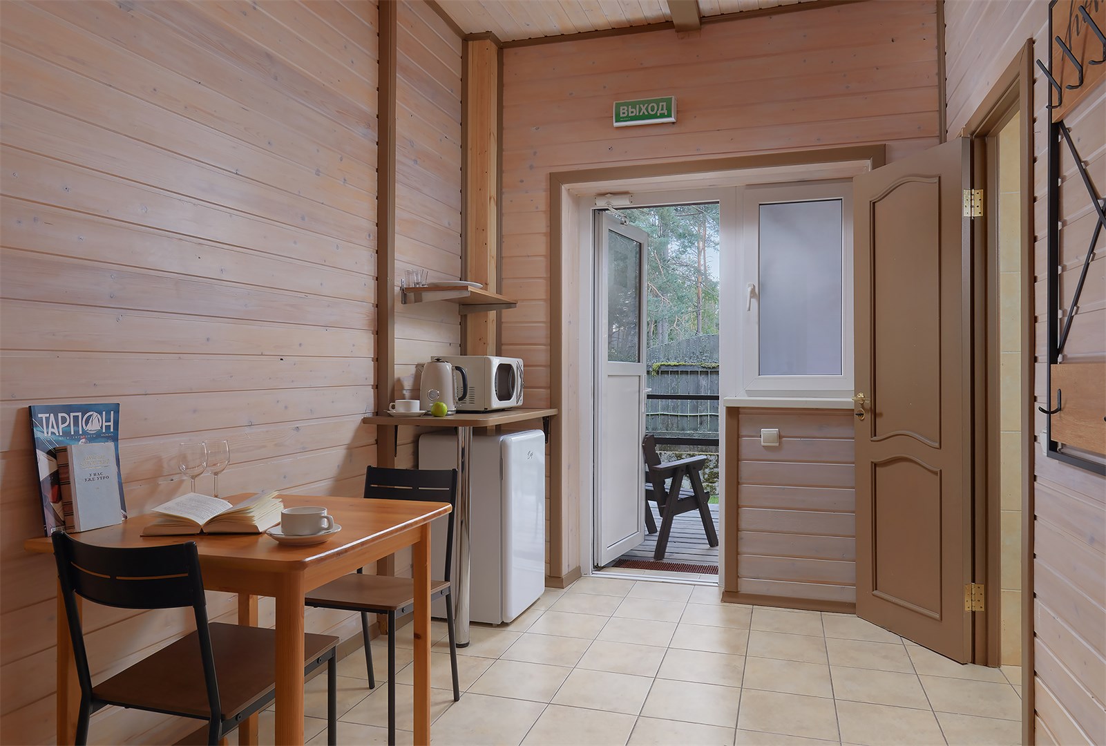 Стандартный номер в гостинице "Морячок" в Окунёвая