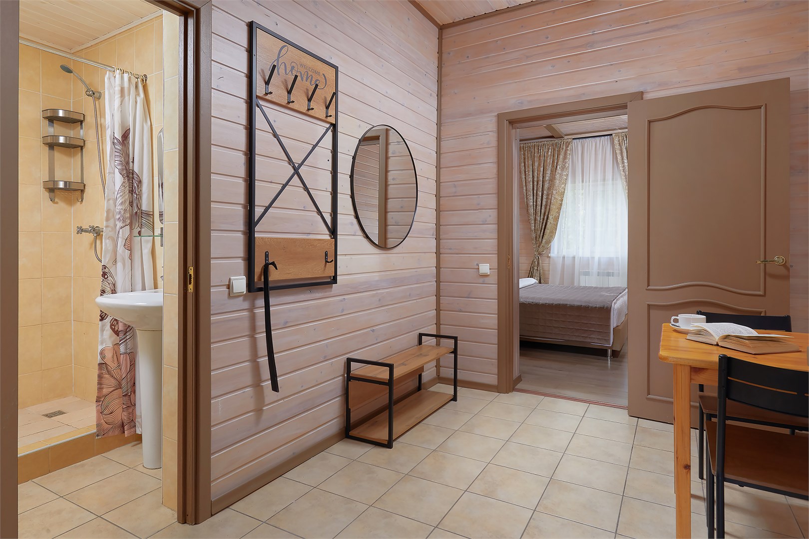 Стандартный номер в гостинице "Морячок" в Окунёвая