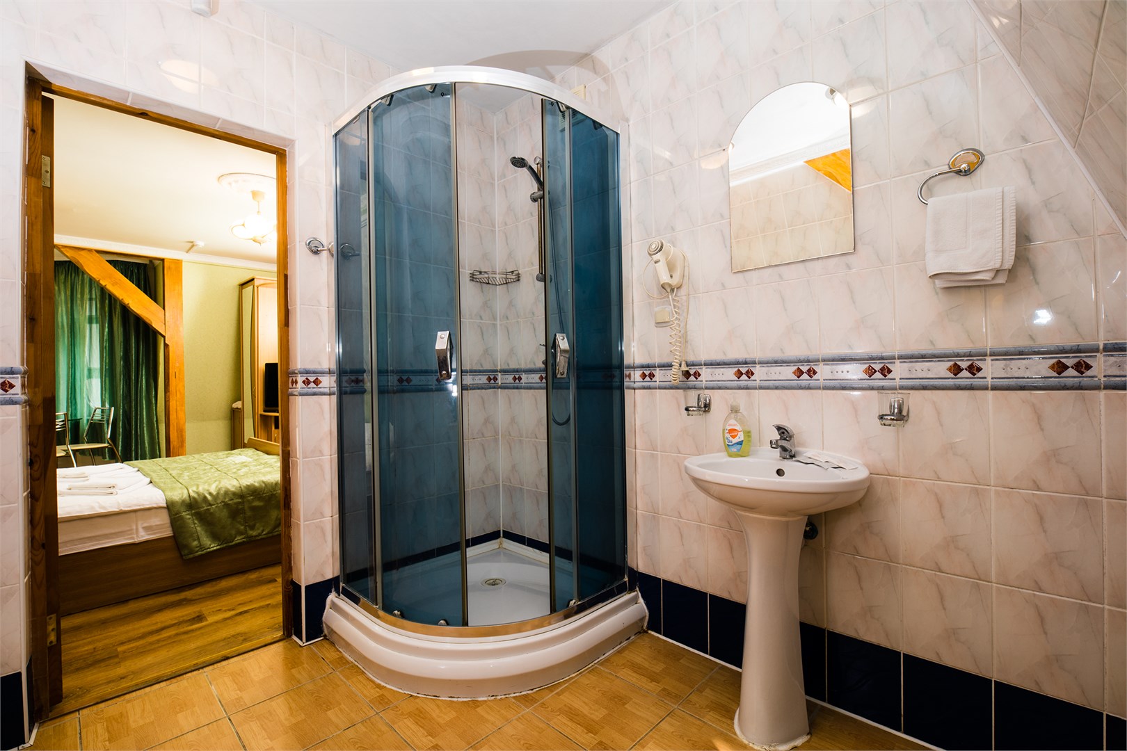 Стандарт двухместный с двуспальной кроватью (№ 2, 3, 4, 5) в Золотая бухта